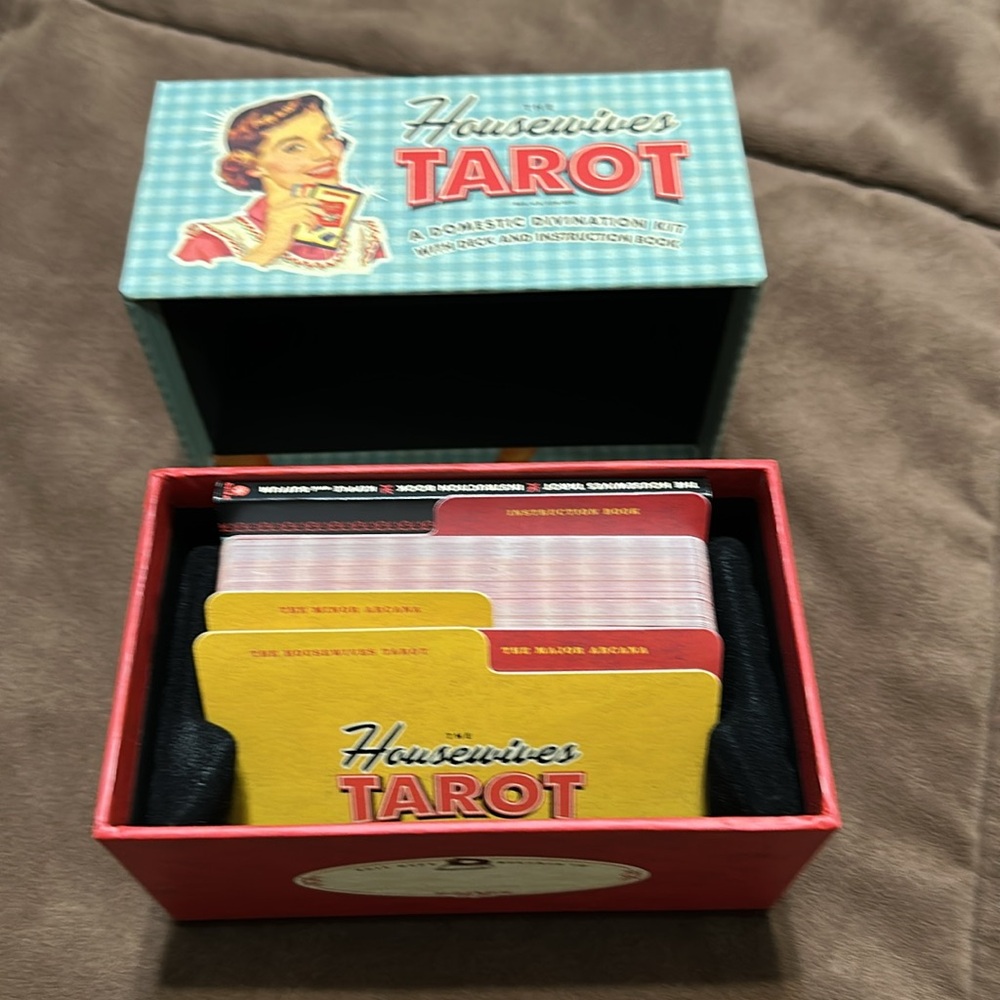 Housewives Tarot Card Set - Retro Blue and Red new w/o tags - Picture 2 of 3